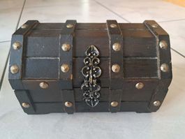 Vintage-Schatztruhe aus Holz