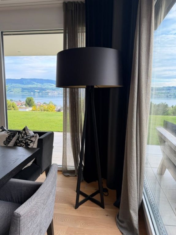 Lampes: Stehleuchte mit Stoffschirm – D'occasion à Erlenbach ZH par CreationStudio