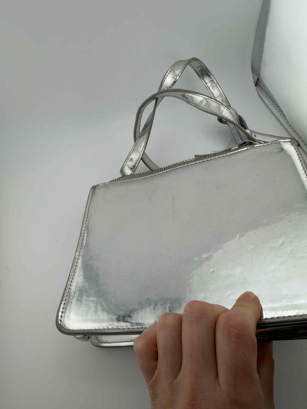 Taschen: Silberne Handtasche ✅ – Gebraucht aus Riehen von edu_92w7 7