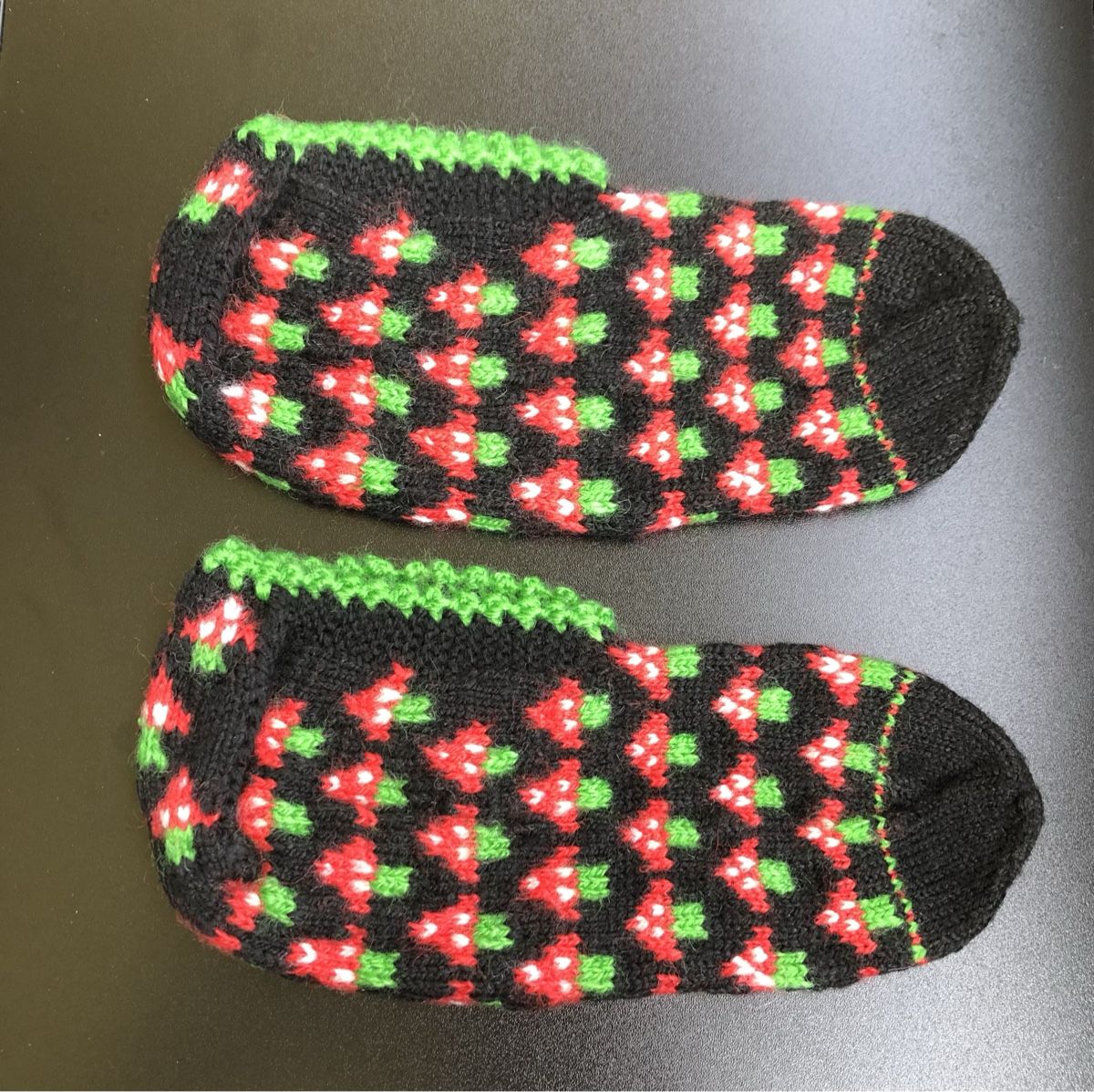 Scarpe da uomo: Handgestrickte Hausschuhe Erdbeermotiv schwarz Grösse ca.39 – Nuovo (secondo la descrizione) da St.Gallen venduto da nitka. 2