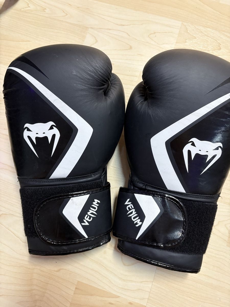 Altri accessori da uomo: Venum Boxhandschuhe  – Usato da Bülach venduto da Devin_H