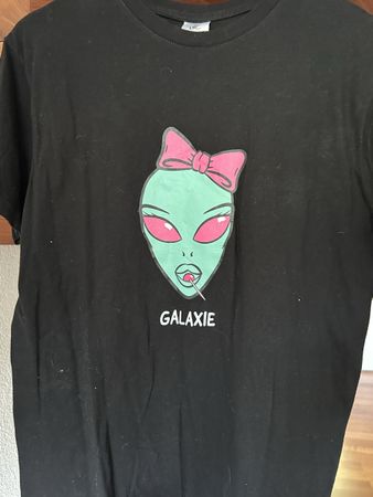 Schwarzes T-Shirt mit Alien-Print, Grösse M, Top Zustand!