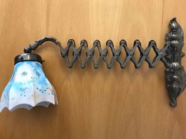 Antik Wandlampe mit  spezielle  Glasschirm