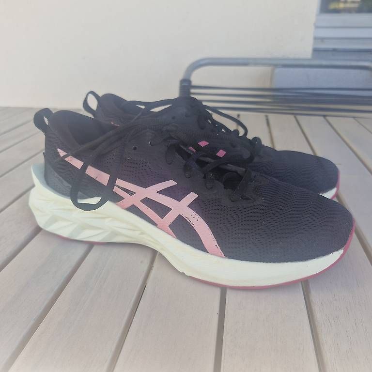 Asics Schuhe für Mädchen: Asics Novablast 2 Grösse 37 – Gebraucht aus Schaffhausen von Jakarila