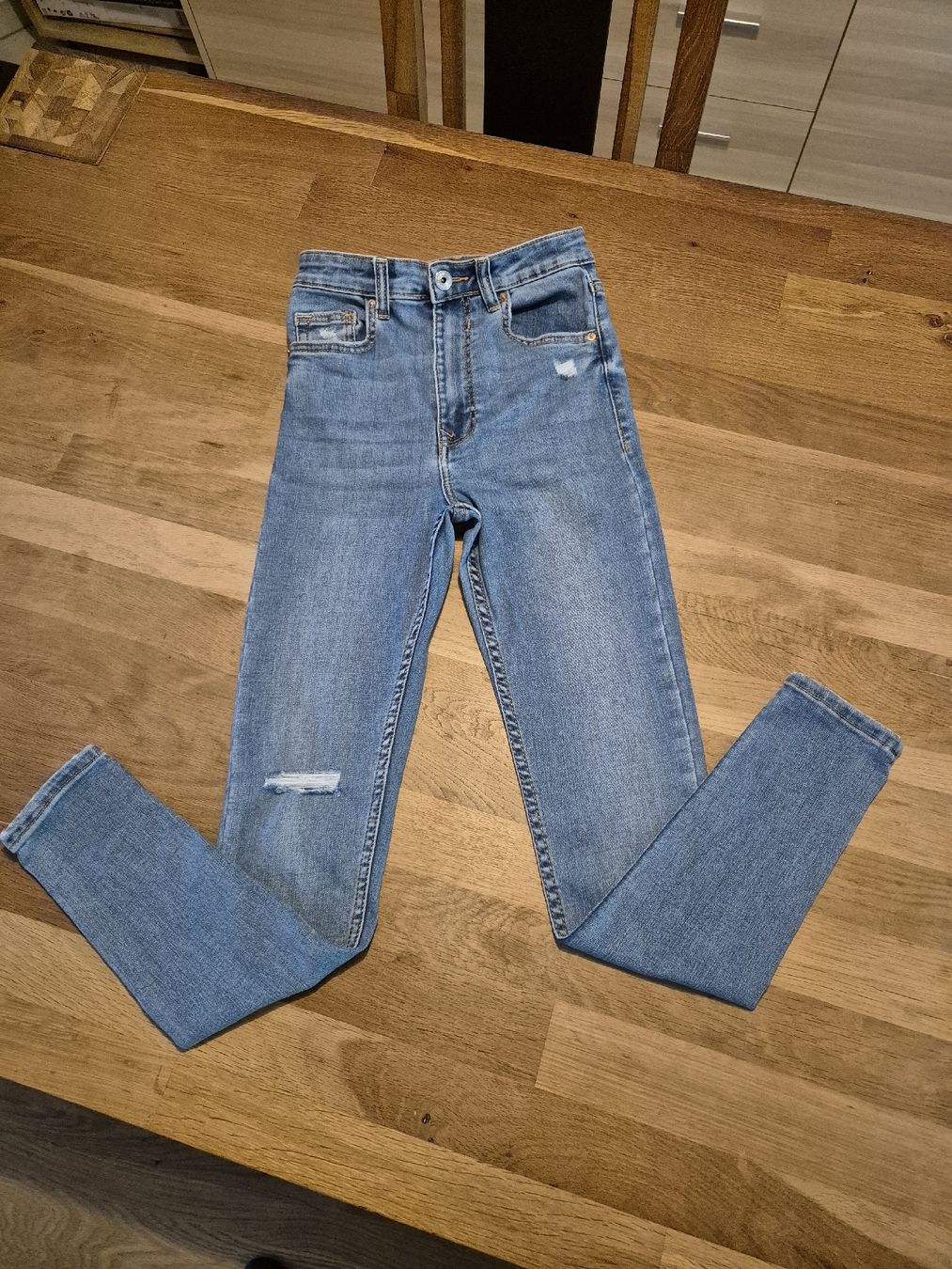Bershka Pantaloni: Jeanshose Gr. 34 von Bershka – Nuovo (secondo la descrizione) da Urtenen-Schönbühl venduto da Chaeppeler