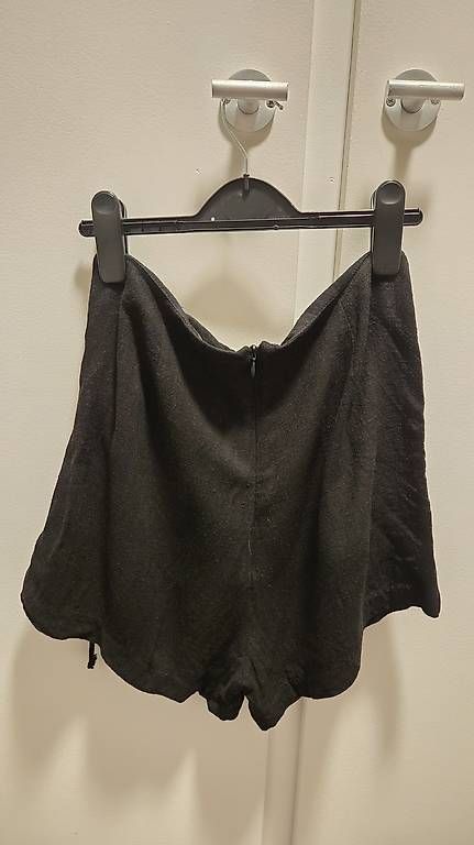 Stradivarius Pantalons: schwarze Shorts/Skorts, S/36 – D'occasion à Bern par nigq 1