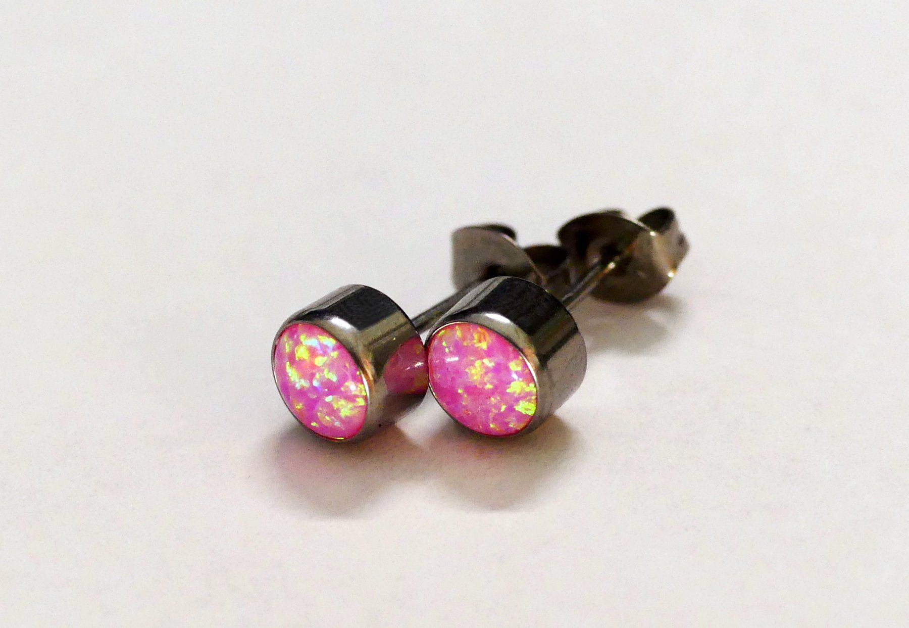 Orecchini pendenti & Orecchini a lobo: Ohrstecker aus Titanium mit Opal – Nuovo e nell'imballaggio originale da Matten b. Interlaken venduto da kero71 1