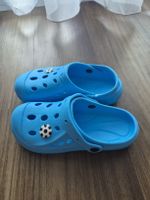 Sommer-Clogs für Kinder, hellblau mit Fussball, Gr. 35 NEU
