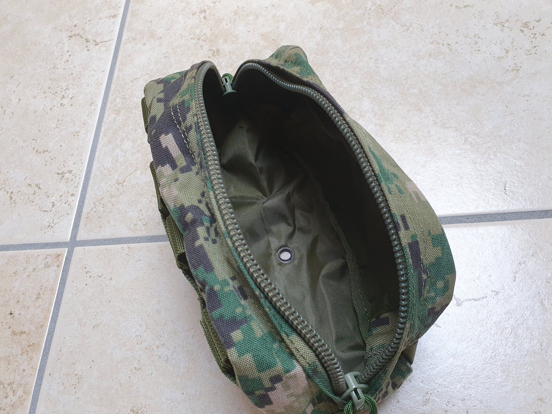 Borse: TMC Horizontale MOLLE Tasche AOR2 – Usato da Oberentfelden venduto da AirCargo04 2