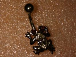 BAUCHNABELPIERCING,,EINE FRÖSCHE