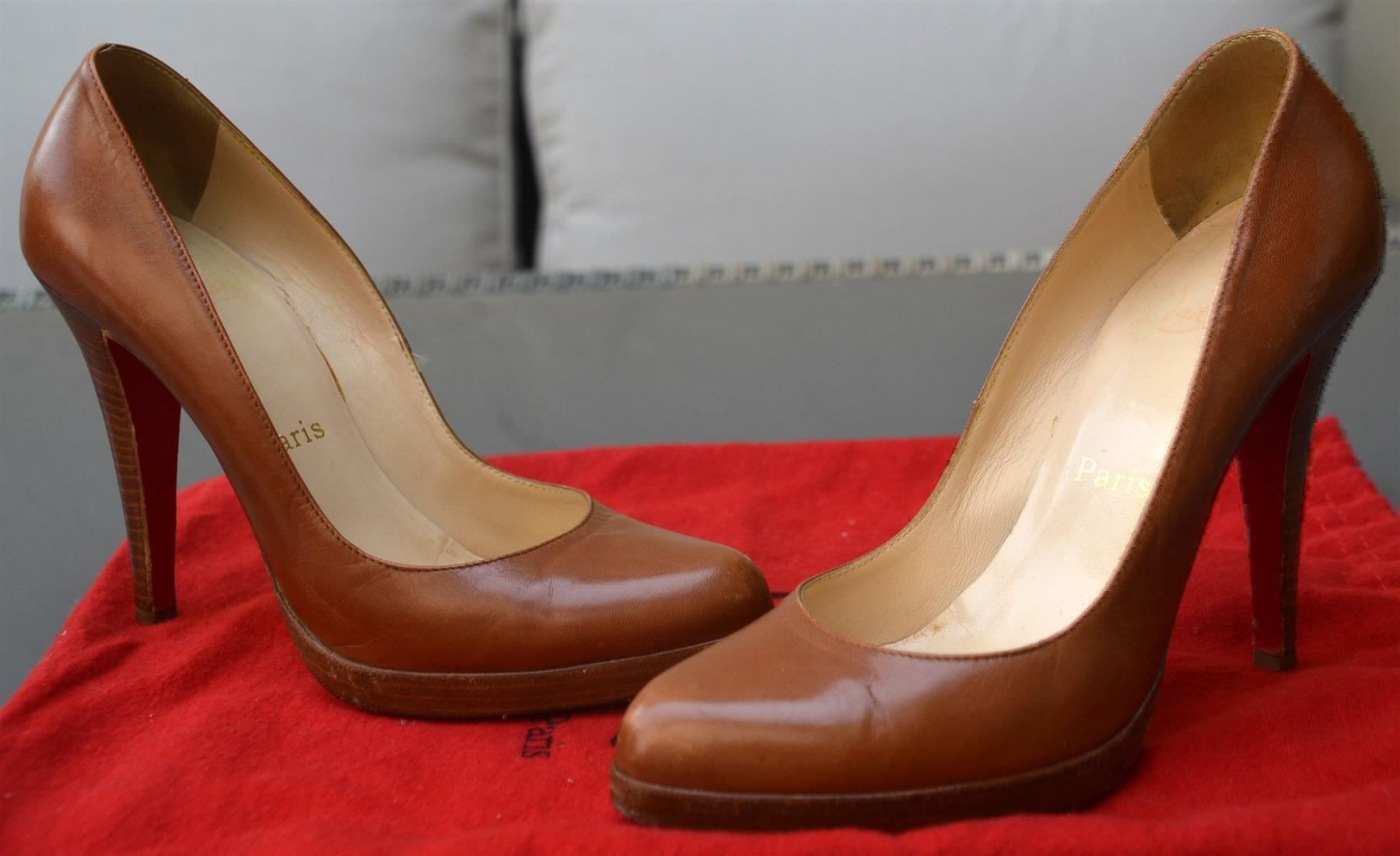 Christian Louboutin Damenschuhe: Pumps Christian Louboutin  . 38.5 – Gebraucht aus Collonges von Auganien 1