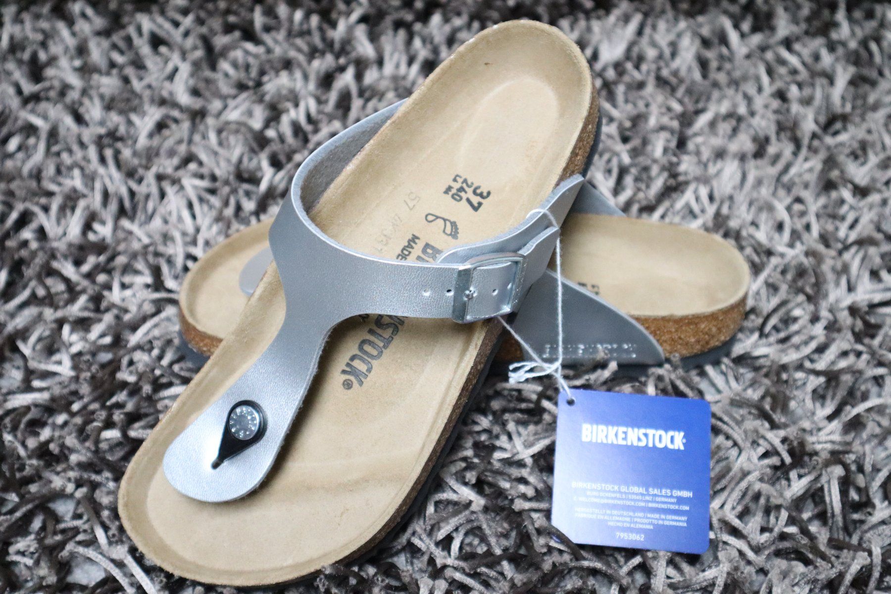 Birkenstock Damenschuhe: Birkenstock, Gizeh, Gr. 37, silber, NEU – Neu (gemäss Beschreibung) aus Wattwil von glueck 1