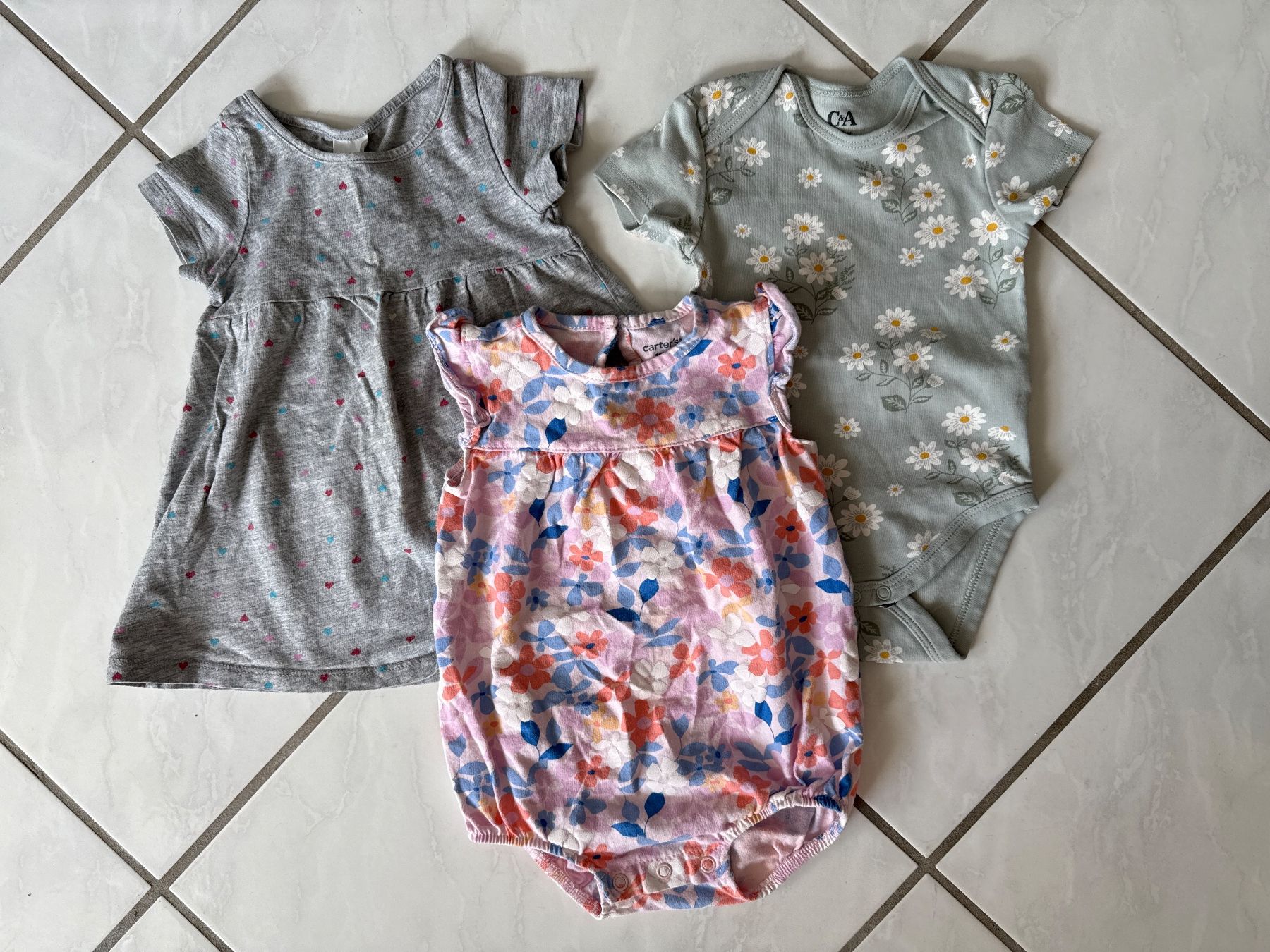 Lotti & Set di vestiti: 2x Bodys 1x Kleid Gr. 80 – Usato da Wettswil venduto da claudiahel