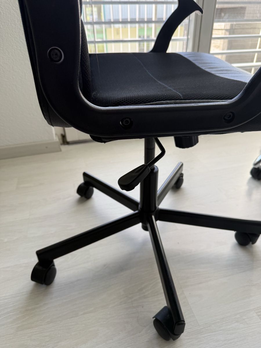 Chaises: Schwarzer Bürostuhl – D'occasion à Regensdorf par Skerk18 4
