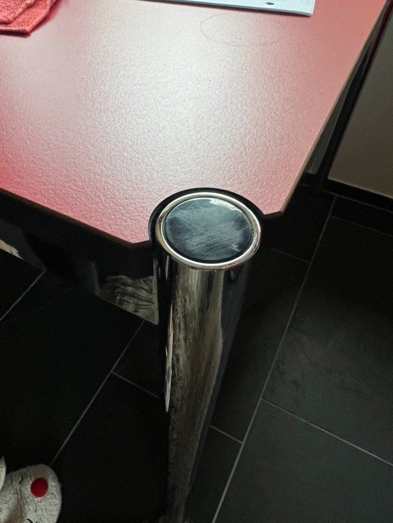 USM Tavoli: USM Tisch rot 175x100 – Usato da Langendorf venduto da Marlinspike 2