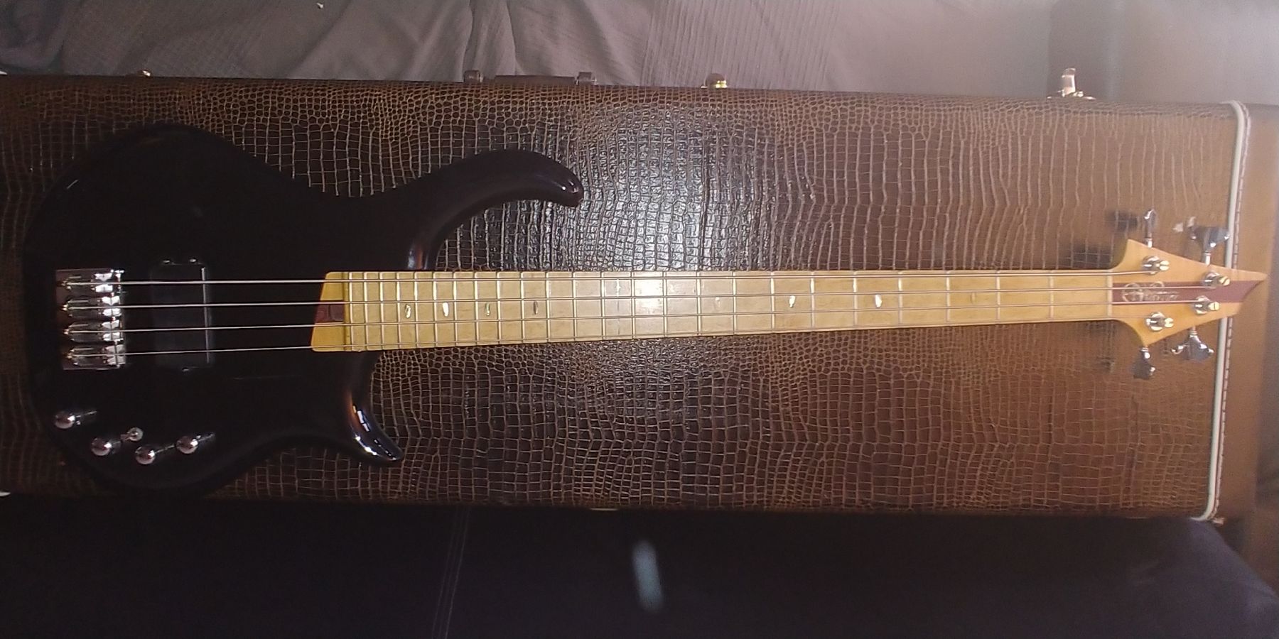 Musikinstrumente: Basse Warrior Armed Soldier – Gebraucht aus Orvin von Bellsbass