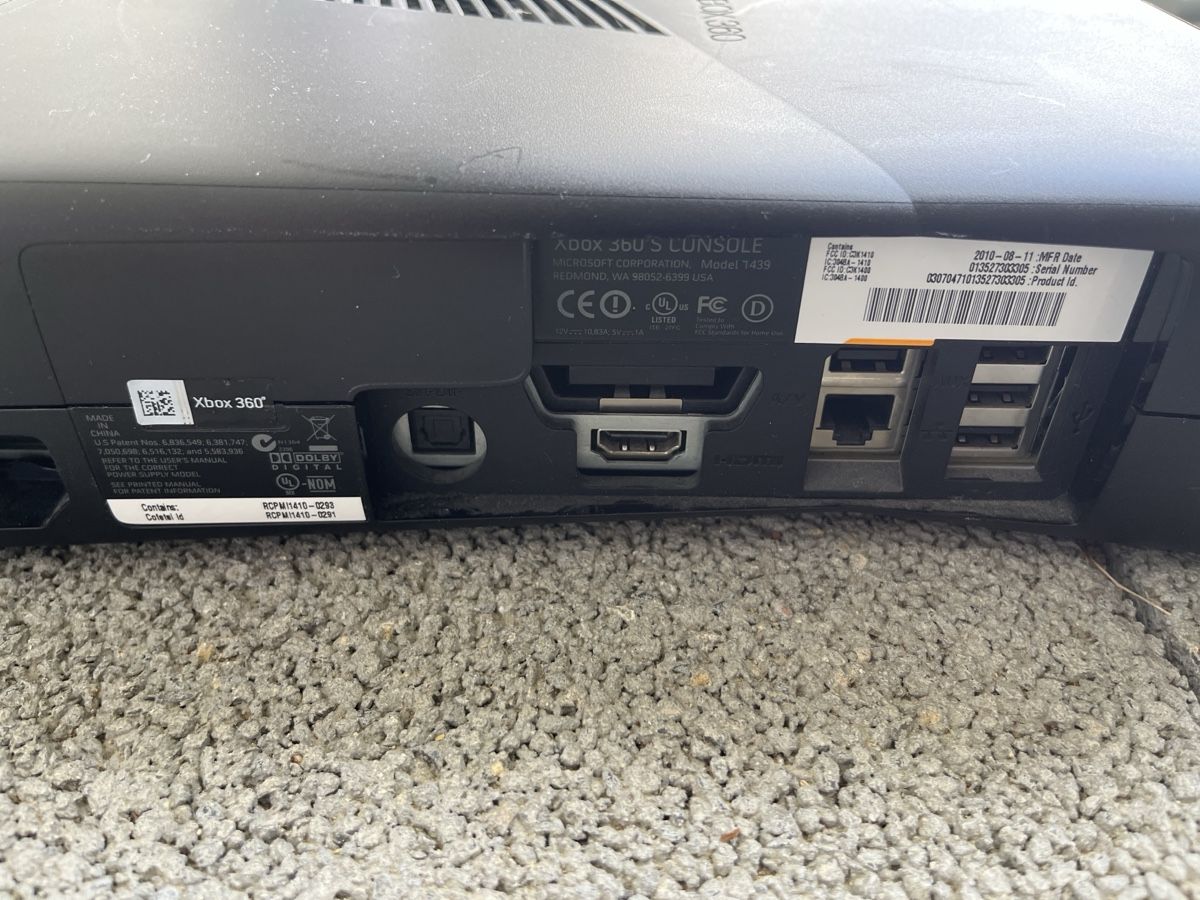 Xbox 360 Konsole und Kinect Sensor sowie drei Controller (Gebraucht) in ...