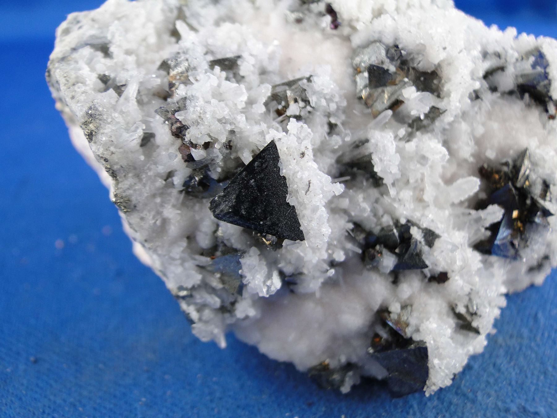 Minerali & Pietre curative: Tetrahedrit auf Bergkristall – Usato da Schinznach Bad venduto da Demerald 1