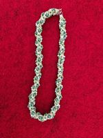 Handgefertigte Perlenkette grün und weiss ist Modeschmuck