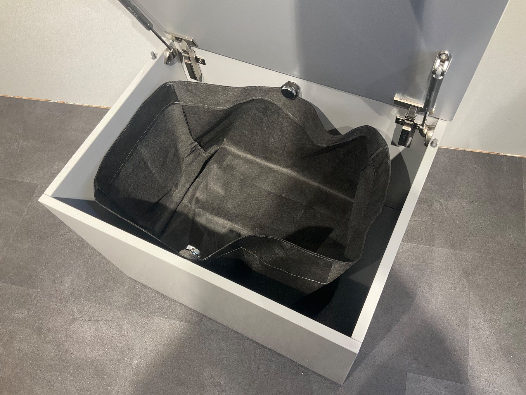 Mobili per bagno: 046 Burgbad Eckbadmöbel, grau, mit Hocker, 122/85cm – Nuovo (secondo la descrizione) da Derendingen venduto da Meisterstuecke 8