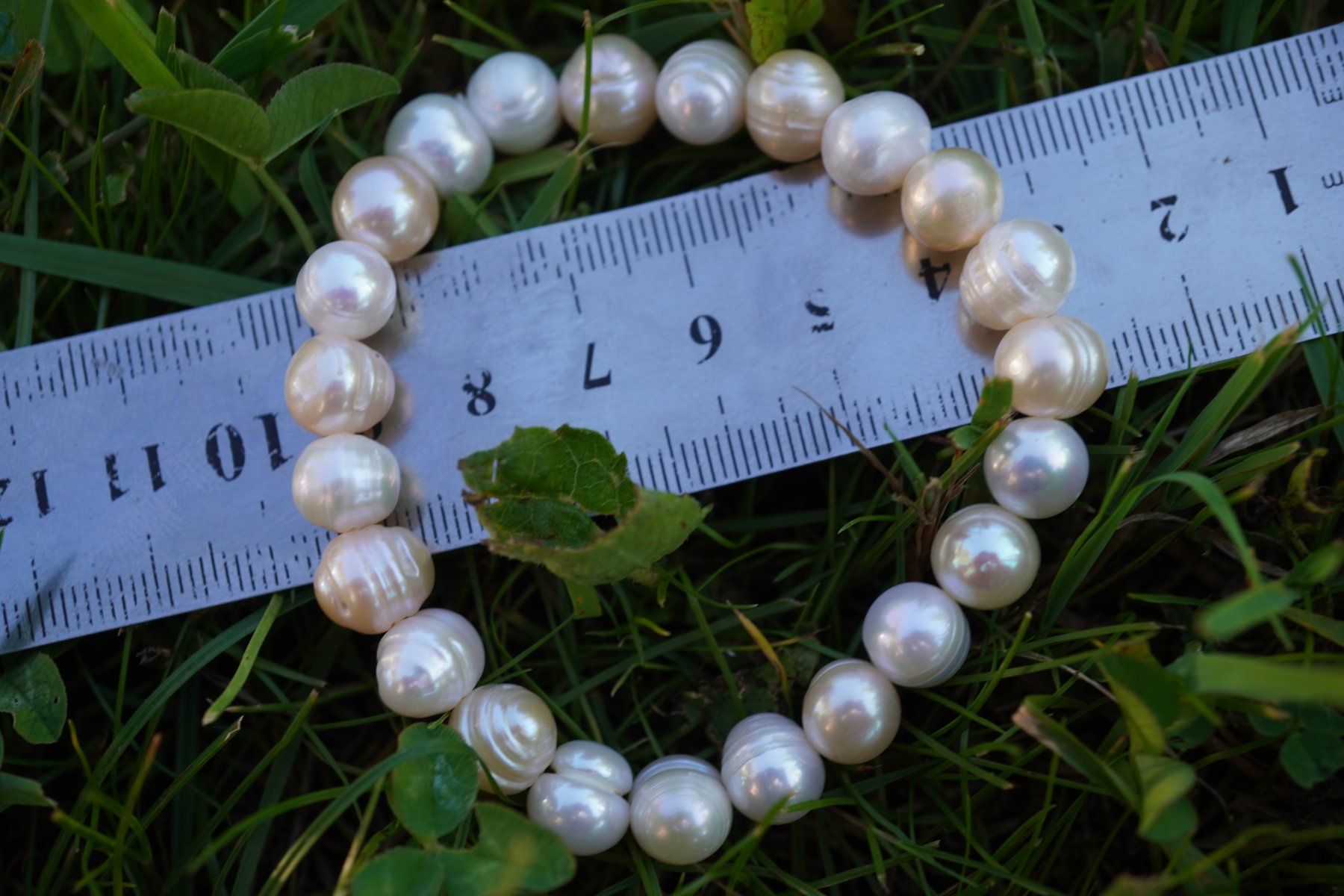 Minerali & Pietre curative: Perlen Gross Weiss  Armband mit Gummizug – Nuovo e nell'imballaggio originale da Eschenbach SG venduto da topstone