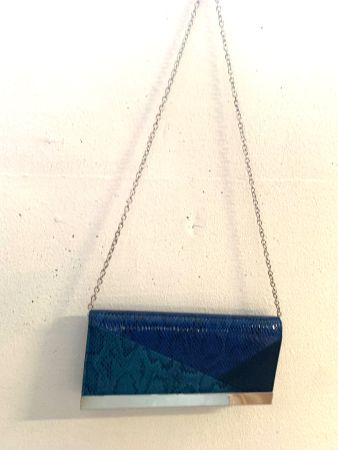 Tasche mit abnehmbarer Schulterkette, Neu