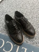 Schwarze Lack-Lederschuhe im Kroko-Look, Grösse 39