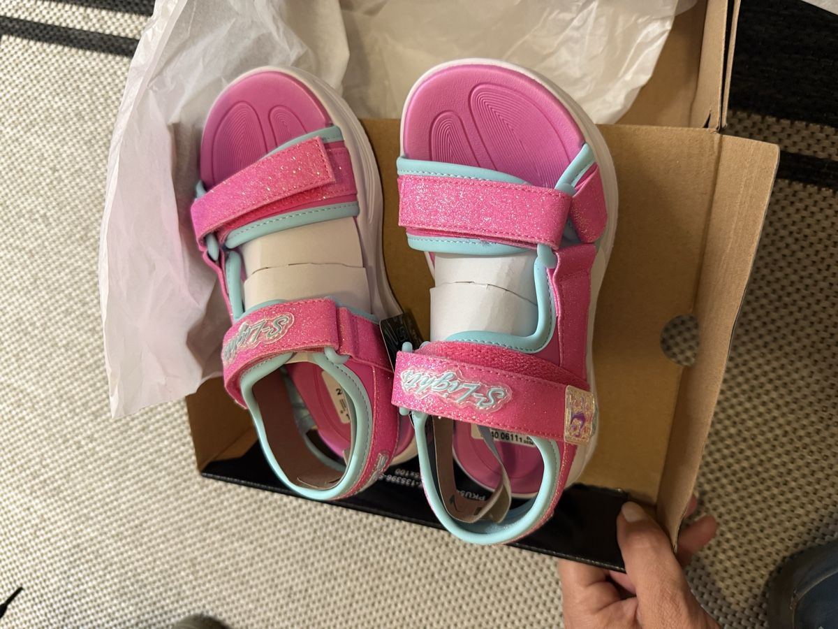 Chaussures filles: Neue Sketchers Sandalen – Neuf avec emballage d'origine à Oberuzwil par SaMa1986