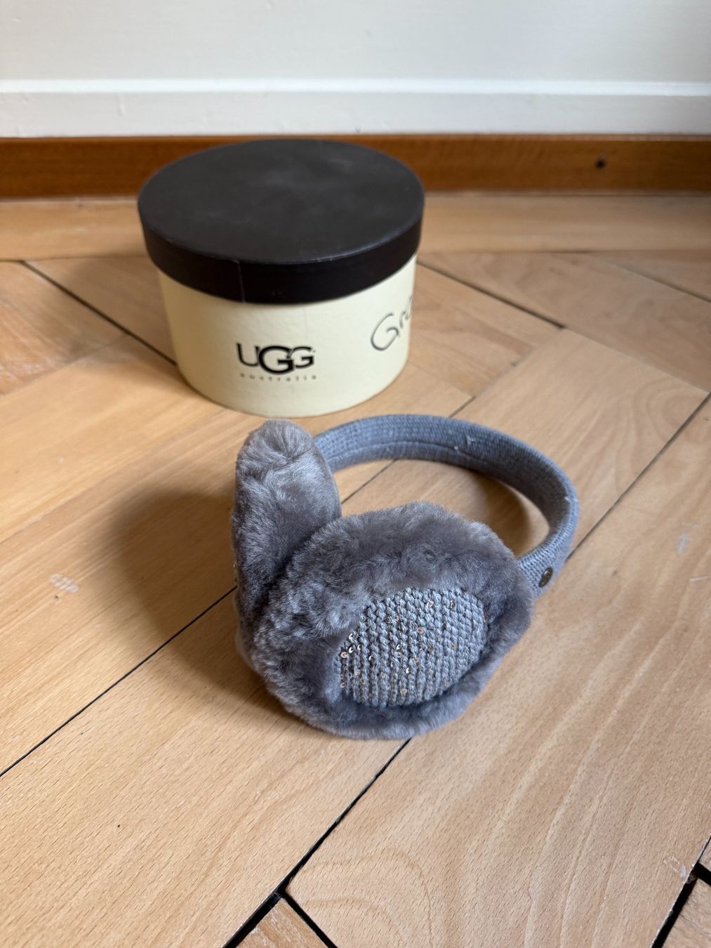 Ugg Hüte, Mützen & Caps: UGG - Ohrenwärmer grau – Gebraucht aus Zürich von Diazaio