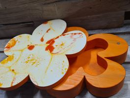 Holzkiste Blumenform, Deckel emailert, Drehöffnung, 19x15x4