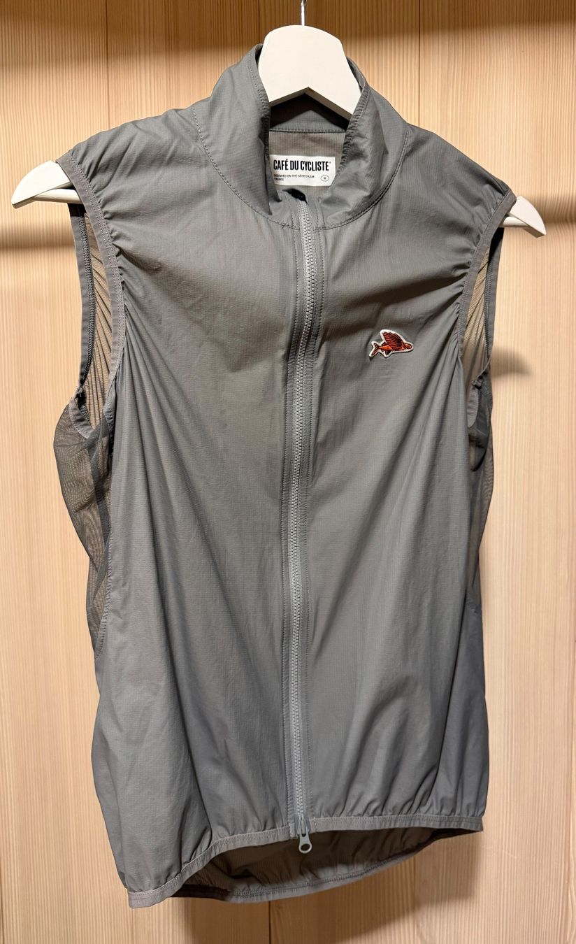 Gilet & Giacche: Café du Cycliste Edith Winddichte Weste Männer Grösse M – Nuovo (secondo la descrizione) da Unterägeri venduto da anj_q9gv