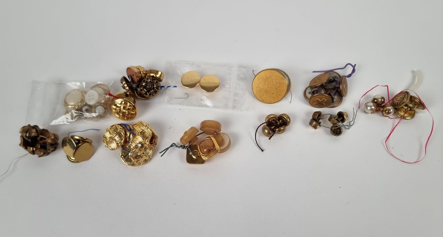 Bottoni: Verschiedene goldene Knöpfe – Usato da Urtenen-Schönbühl venduto da Restwert_Schoenbuehl 1