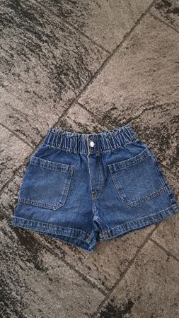 short jeans fille taille 140, comme neuf 
