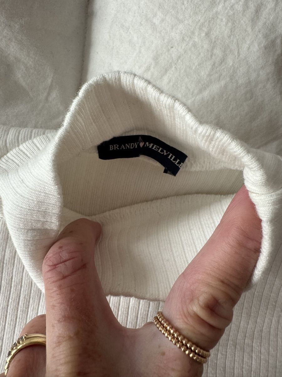 Brandy Melville Pullover & Sweatshirts: Brandy Melville Pull Blanc Col Montant Taille Unique – Gebraucht aus Genève von lejardindesvetements 2