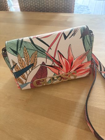 Guess Handtasche Blumenmuster Lederimitat neuwertig
