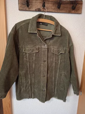 Zara Cordjacke oliv