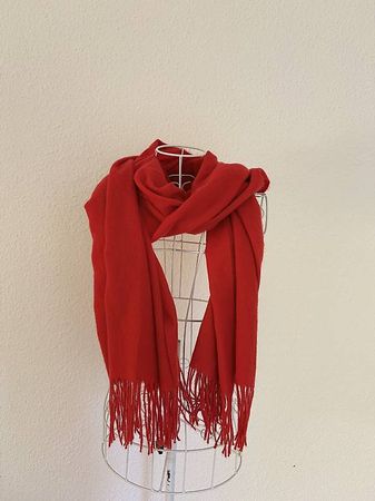 Leuchtend roter XL-Schal mit Fransen