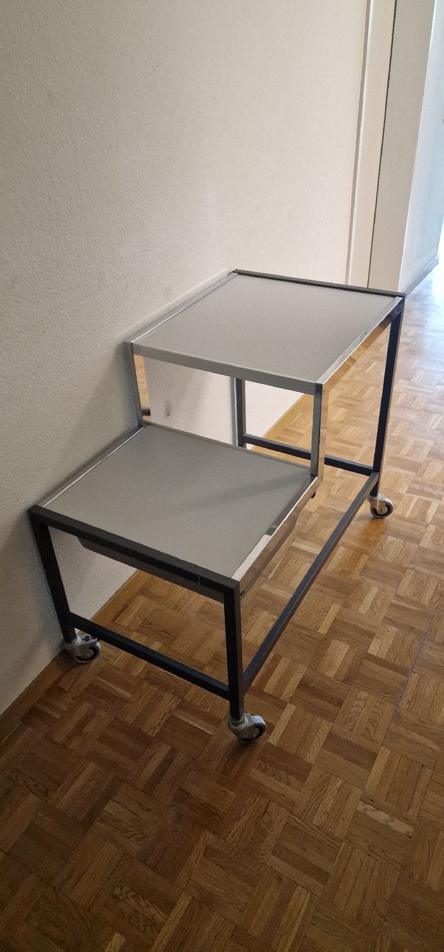 Culle: Rollwagen Servierwagen Beistelltisch mit Schublade – Usato da Zürich venduto da Abrar123