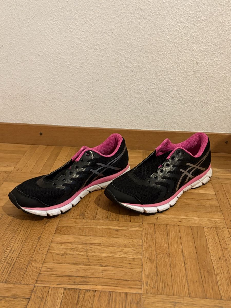 Scarpe da donna: ASICS shoes - size 42.5  – Usato da Genève venduto da ton_h779 2