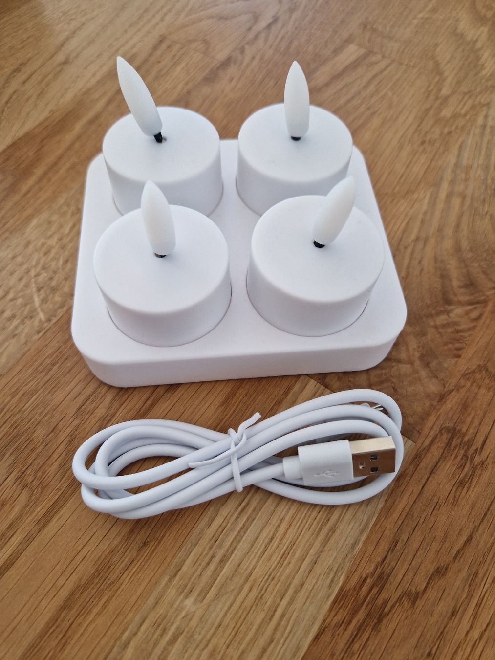 Candele: 4er Set LED-Kerzen mit Ladestation – Nuovo e nell'imballaggio originale da Kulmerau venduto da Doene7
