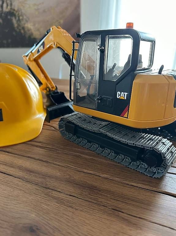 Giocattoli: CAT Bagger mit Helm – Usato da Weinfelden venduto da Pascal012 3