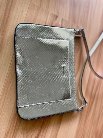 Kleine silberne Umhängetasche