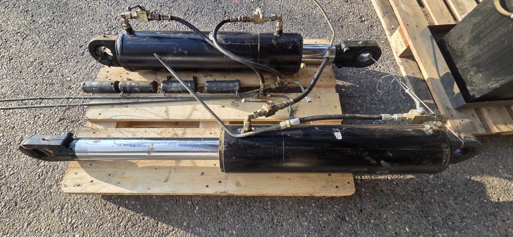Altri prodotti elettronici: 2 Vérins hydrauliques avec agrégat – Usato da Riaz venduto da J.piller