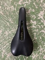 Selle de vélo Selle Italia noire canal central état neuf