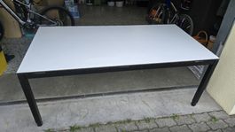 Robuster Schreibtisch