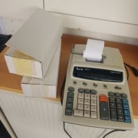Peach 1234 E Tischrechner mit Papierrolle