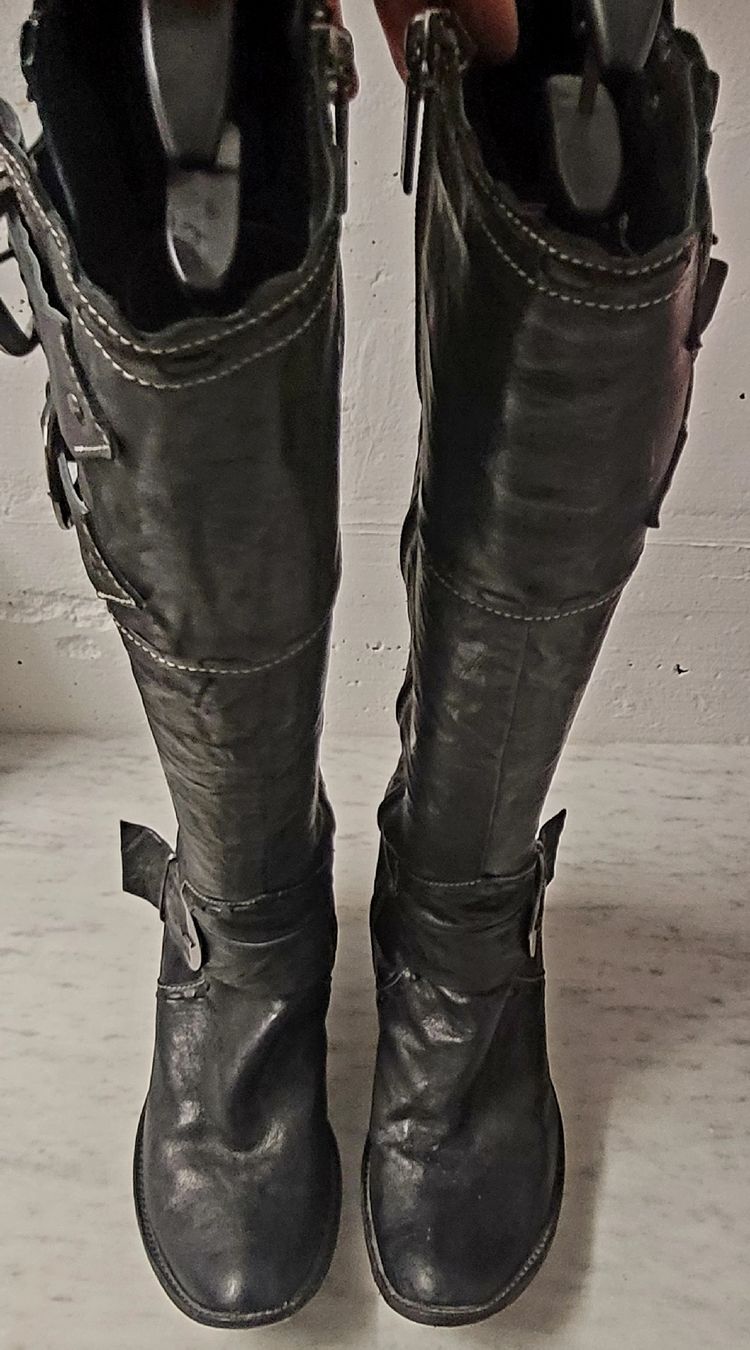 Scarpe da donna: Lederstiefel schwarz Gr 41 – Usato da Ruggell venduto da liverzano1 2