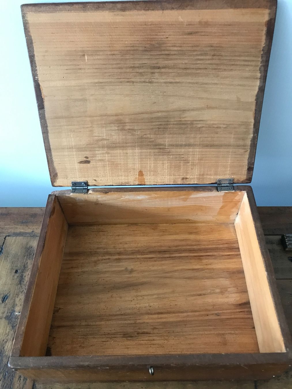 Caisses de transport: Alte Holzkiste mit Scharnierdeckel – D'occasion à Rapperswil SG par cosiba01 4