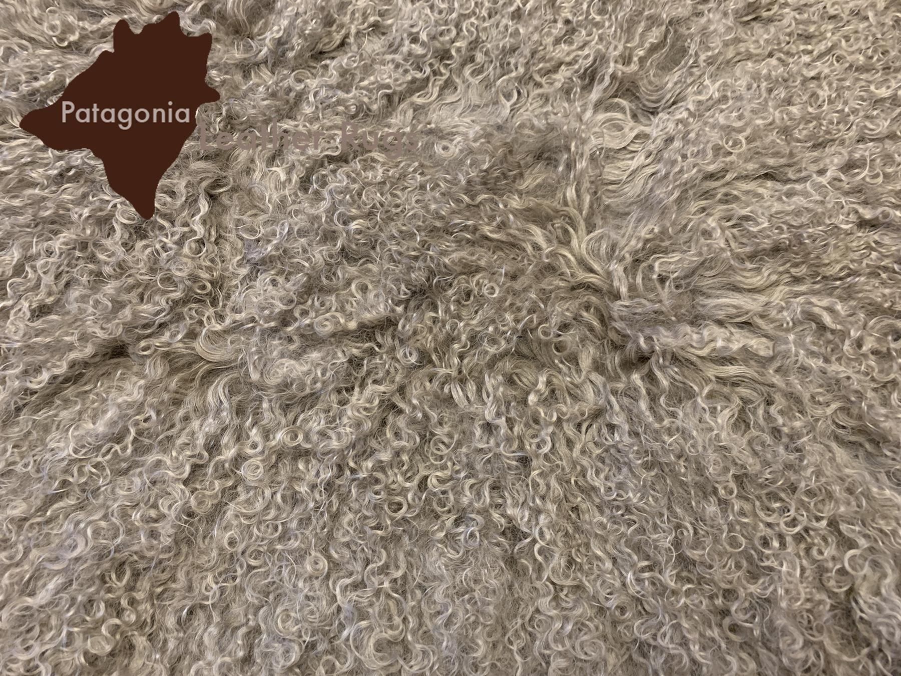 Teppiche: Tibetisches Schafell Haarlänge Locken – Neu und originalverpackt aus Arbedo von patagonialeatherrugs 3