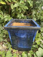 Blauer, frostfester Tontopf